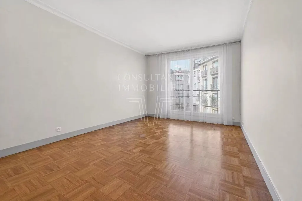Toad - 1 Bedroom Flat with Balcony in Paris XVI