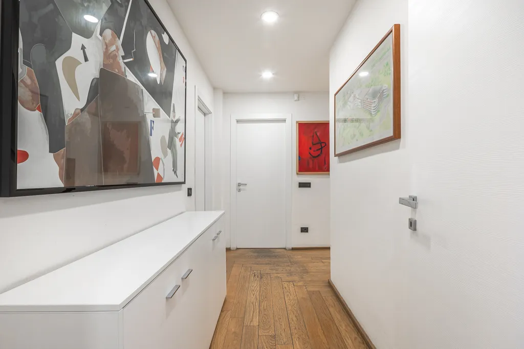 Esik - Office with Conversion Potential in Milan