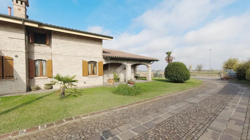 Villa with Private Garden in Cento