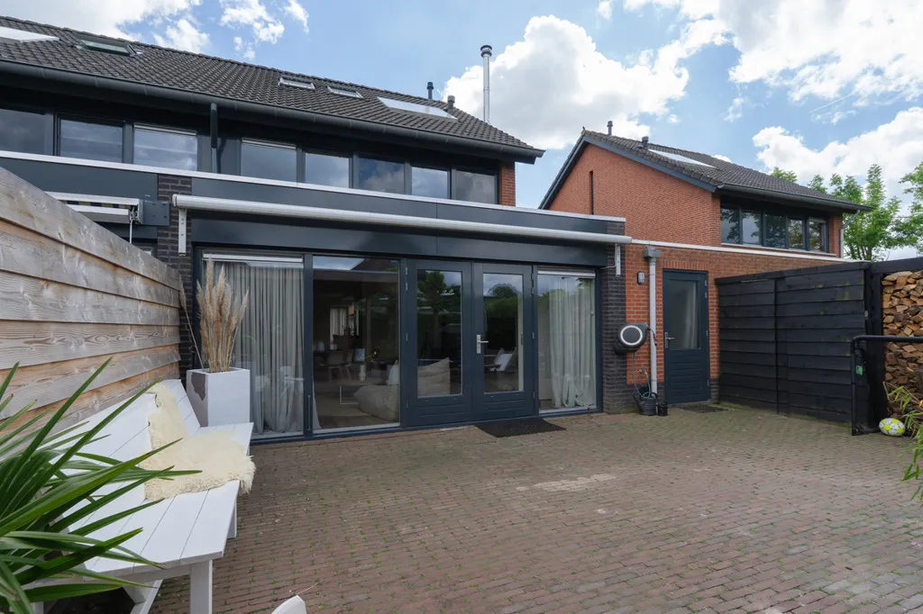 Aed - Two-Storey House with Garden in Angeren