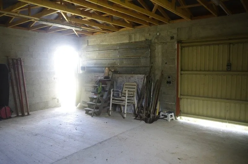 Garage - Propriété avec Vue Panoramique à Peyrusse-Vieille