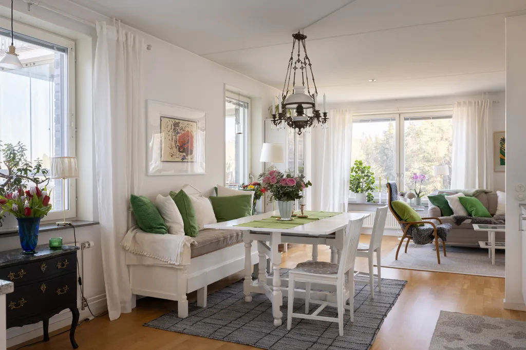 Salle à manger - 55+ Apartment with Two Balconies in Nockeby Backe