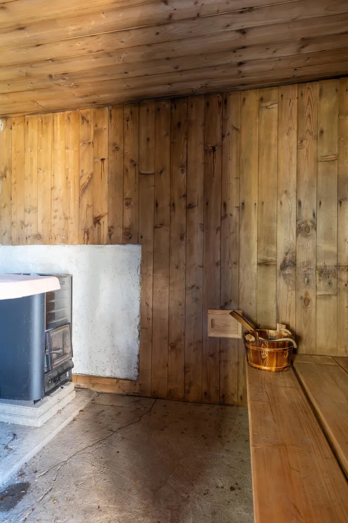 Pièces - Charming Farmhouse with Workshop in Salbohed
