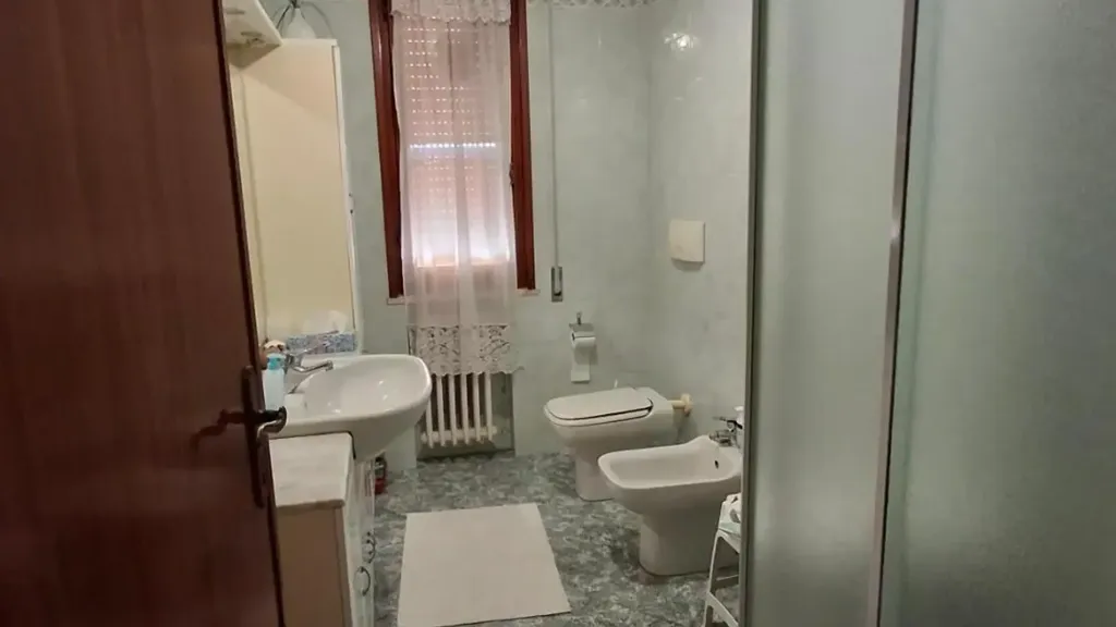 Bathrooms - Spacious Apartment with Terrace in Empoli