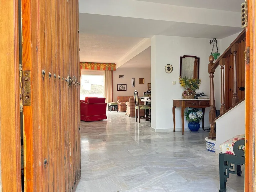 Entrée - Semi-detached House with Pool on National Road
