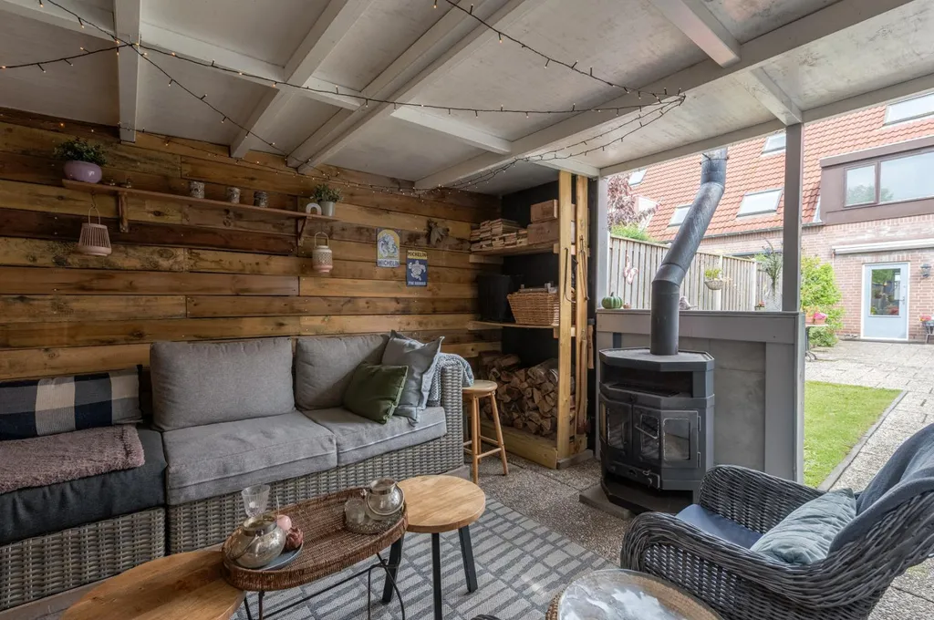 Terrass - Spacious 5-Bedroom House with Deep Garden in Almere