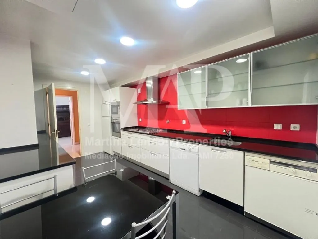 Kitchen - 3-Bedroom Apartment with Parking in Lisbon
