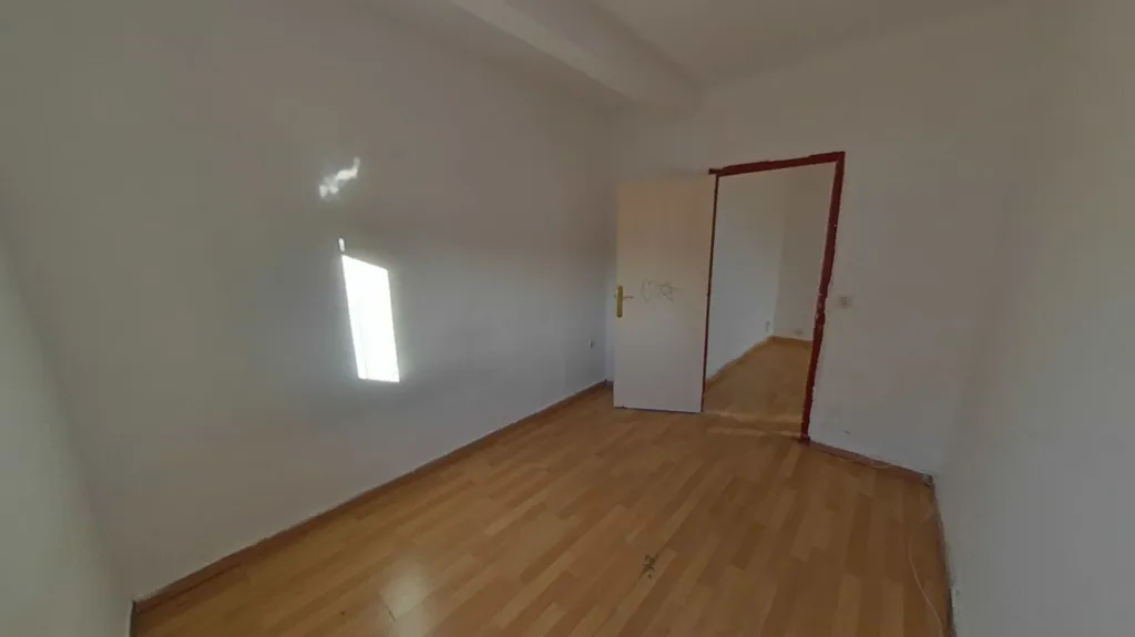 Pièces - Flat with Parquet Floors in Badalona