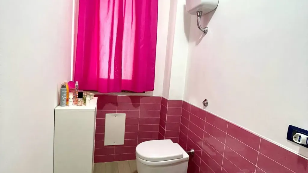 Salles de bain - Rear-Accessed Apartment with Private Garden in Ceccano