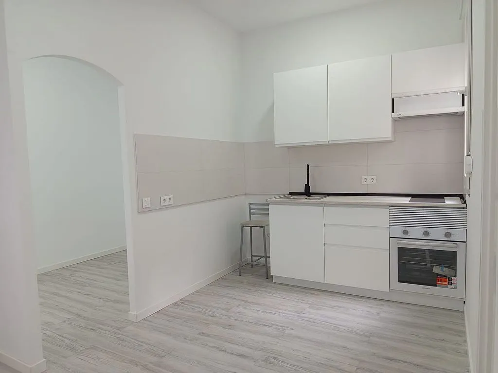 Cuisine - Modernised 1-Bed Flat with Balcony in Trafalgar