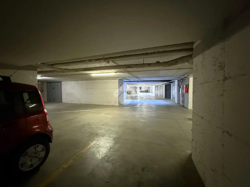 Garage - Posto auto al coperto in Via Noto, Milano
