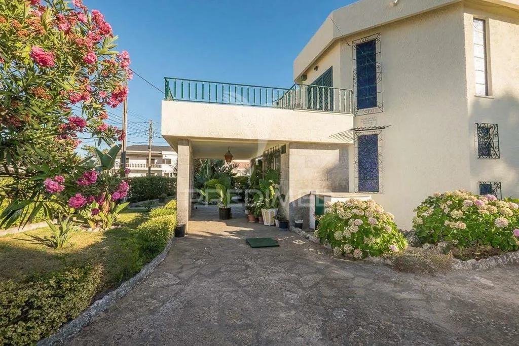 Välivaade - Classical 1970s House with Pool Space in Belverde