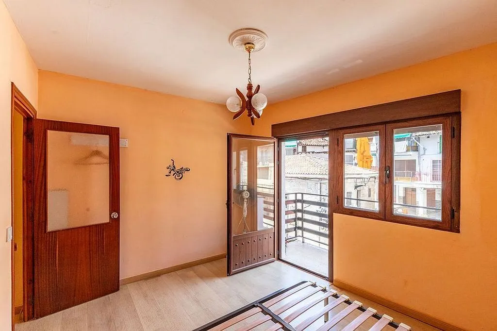 Magamistoad - Traditional Townhouse with Terrace in Pedro Bernardo