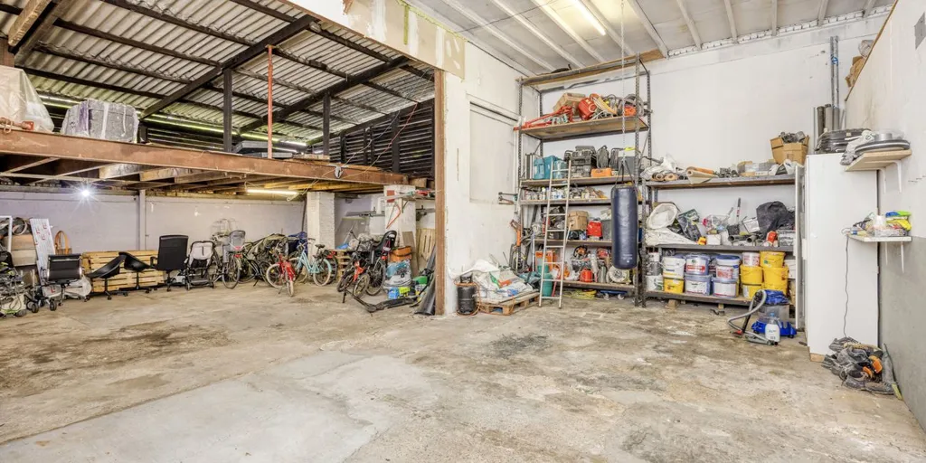 Garage - Mixed-Use Property with Garden in Broechem