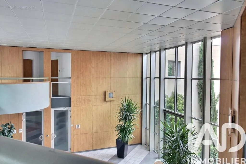 Esik - Renovated Office Space with Parking in Aix-en-Provence
