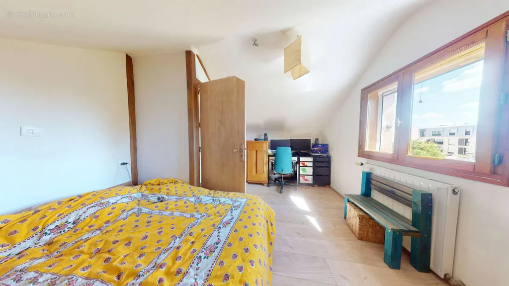7-toaline maja asukohas Houilles