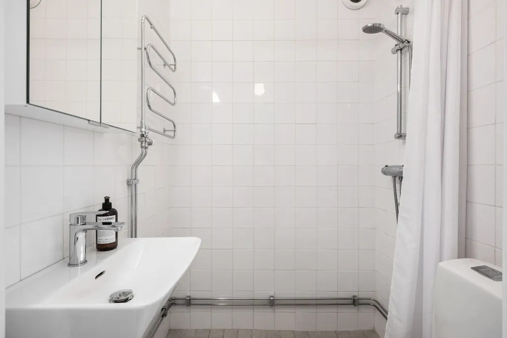Salles de bain - Bright Two-Bedroom Flat with South-Facing Balcony