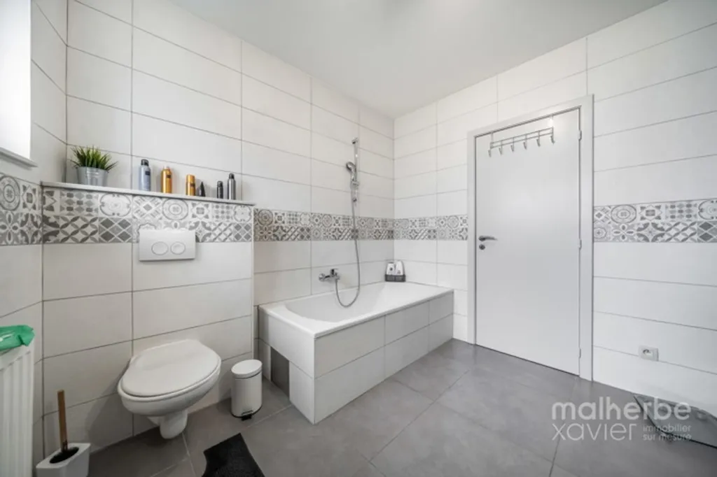 Salles de bain - Ensemble Immobilier Rénové avec Habitation et Garages à Elsenborn