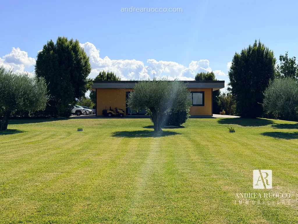 Jardin - Semi-Detached Villa with Office in Paestum