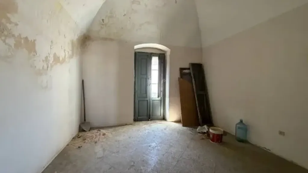 Toad - Terraced House for Renovation in Central Bari