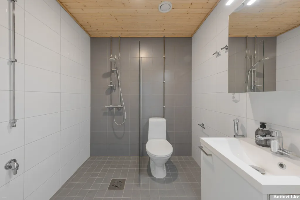 Vannitoad - Modern Studio with South-Facing Balcony in Kivistö