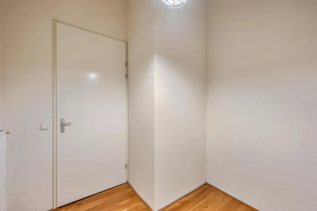 Esik - Modern Apartment with Large Windows in Oud-West