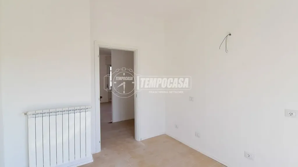 Pièces - Rear-Facing Apartment with Balcony in Cantù