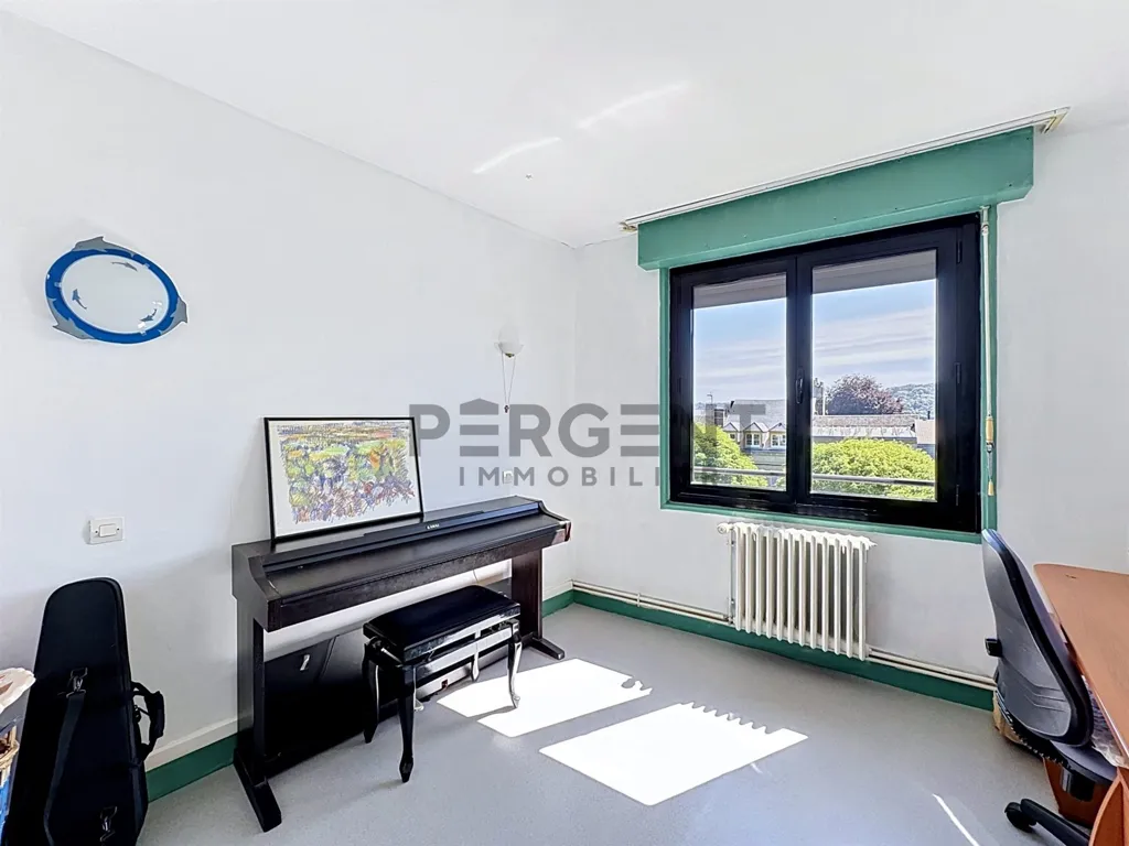 Bureau - Appartement 5 Pièces + Studio Indépendant au Cœur de la Ville