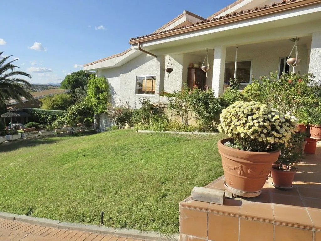 Jardin - Luxury House with South-Facing Views in Algete