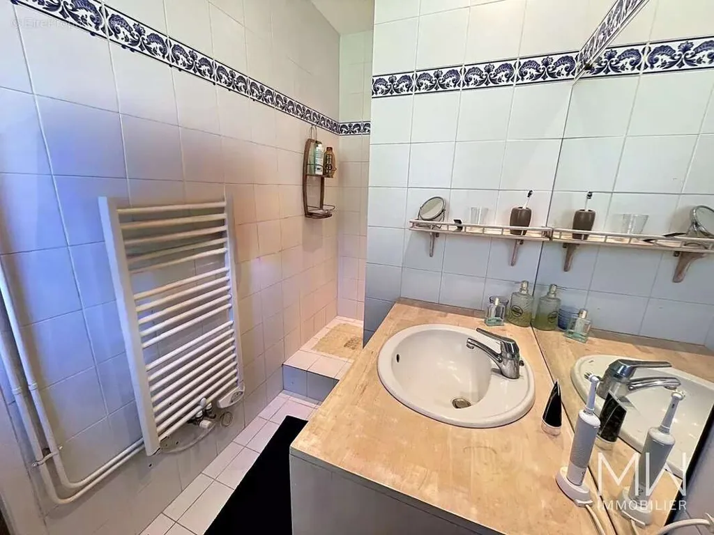 Salles de bain - Villa avec Piscine et Terrasse au Village du Canon
