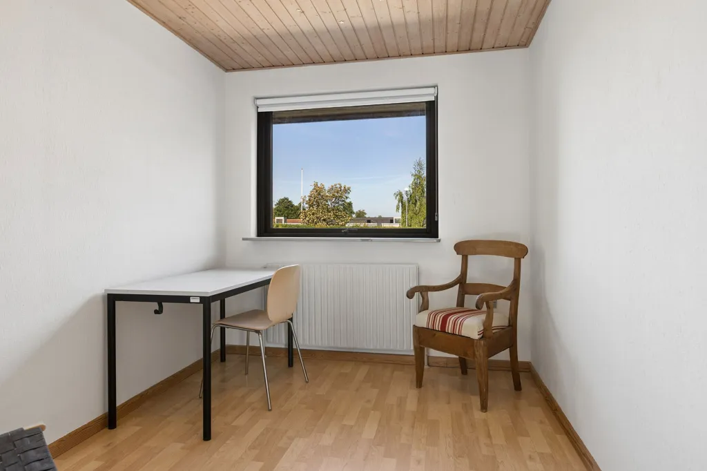 Bureau - Detached Villa with Garden in Haslev