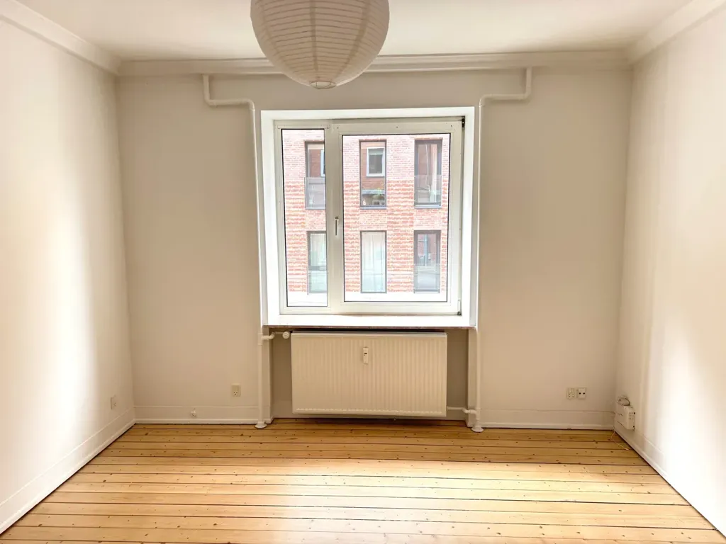 Rooms - 2-Bedroom Apartment with High Ceilings in Aalborg
