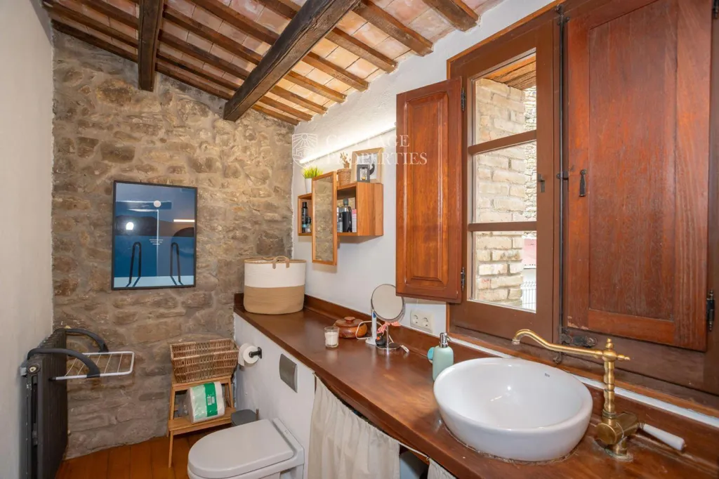Salles de bain - Sustainable Farmhouse with Panoramic Views in Pla de l'Estany