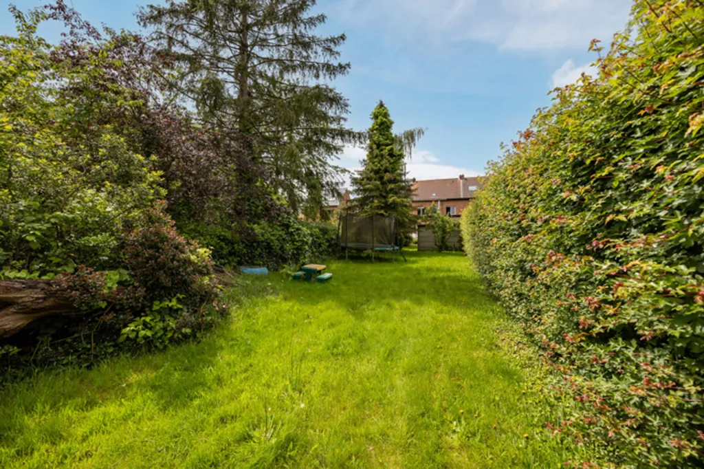 Aed - Characterful House with Garage/Workshop in Suburb