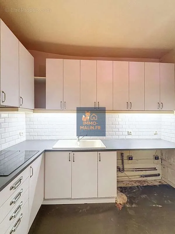 Kitchen - Bright Studio Apartment with Poutres in Paris 4th