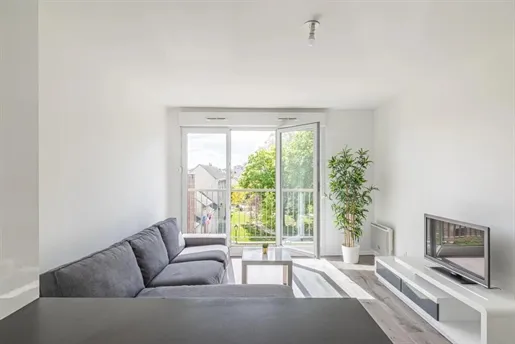 Elutuba - 2-Bed Apartment with Garden View in Le Blanc-Mesnil