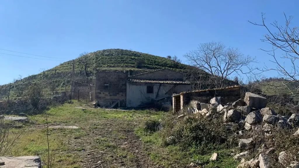 Aed - Traditional Rustico with Extensive Land in Ragusa
