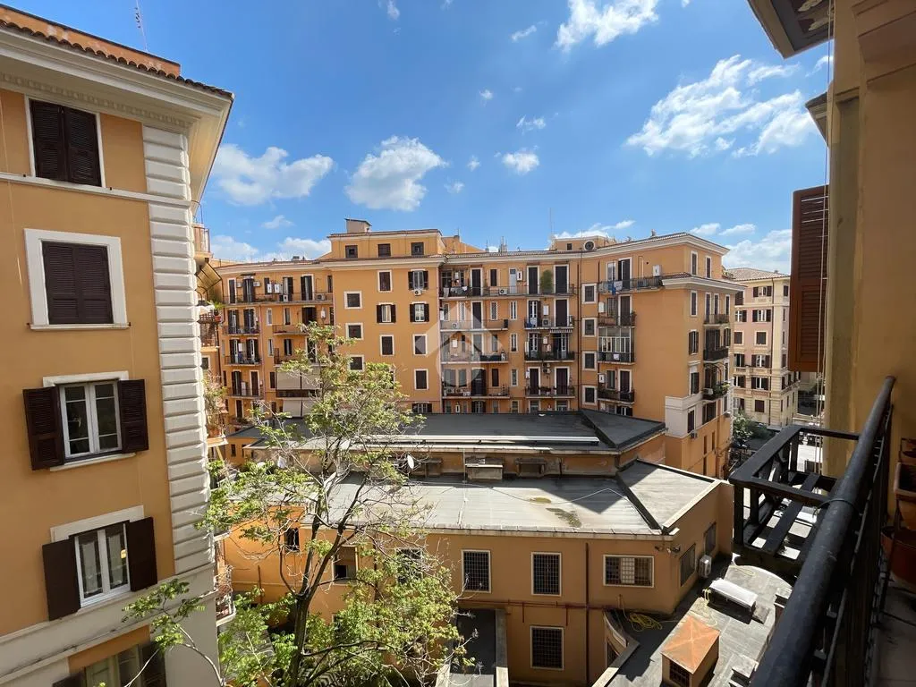 Balcone - Elegant 4-Bedroom Apartment in Trieste, Rome