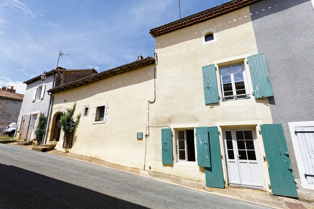 Esterno - Village House with Courtyard in Varaignes