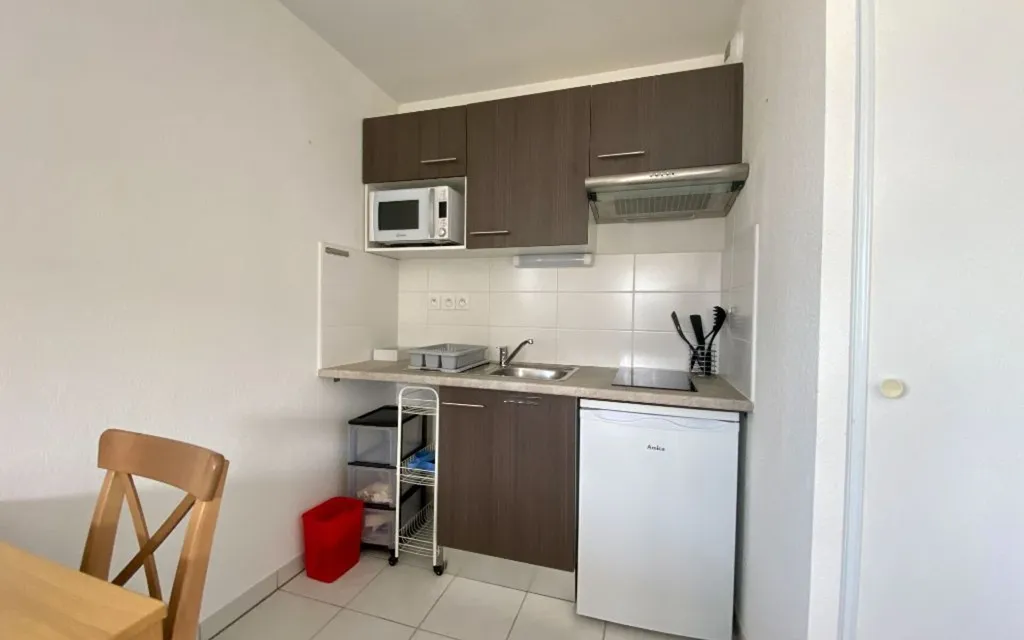 Cuisine - Studio meublé avec vue dégagée à Toulouse