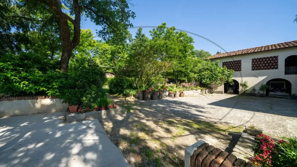 Aed - Rustic Farmhouse with Multiple Uses in Figline Valdarno