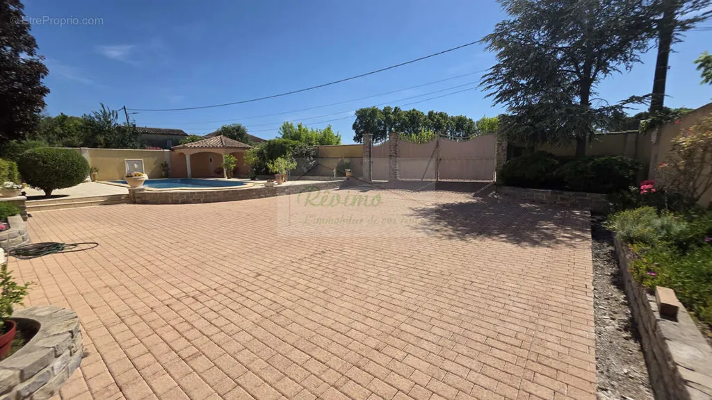 Aed - Traditional Villa with Pool in Galargues