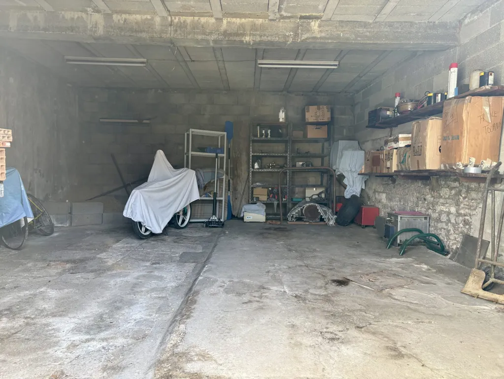 Garage - Maison de Ville avec Balcon à Tournus