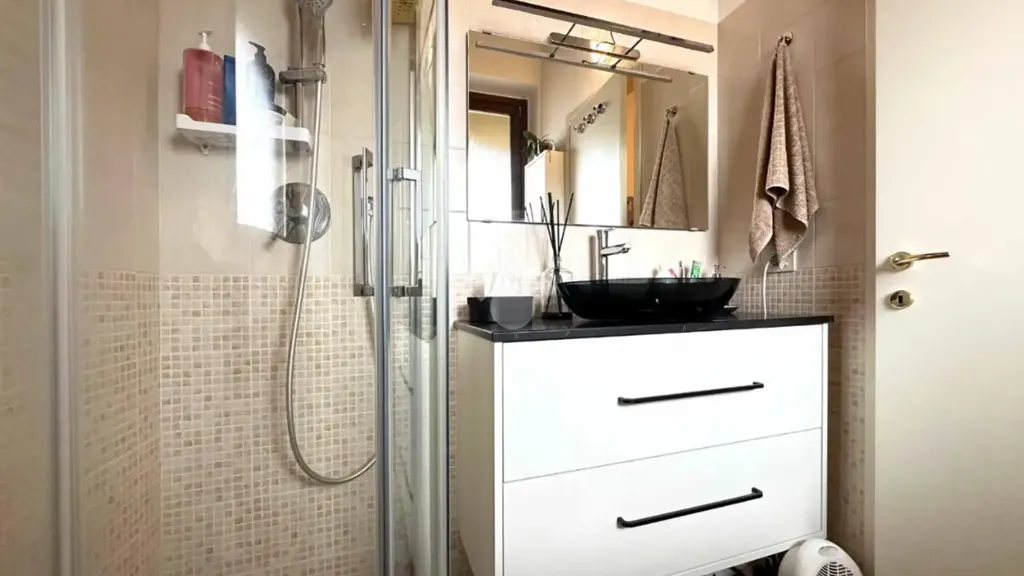 Salles de bain - Attico with Balcony in Crespiatica
