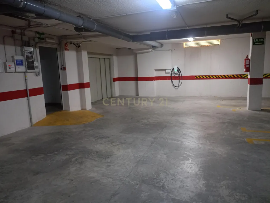 Garaaž - Garage Space with Elevator Access in Manises