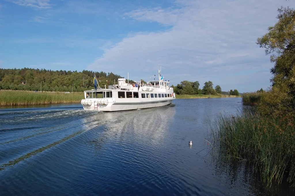 Exterior - Villa with Lake View in Stenhamra