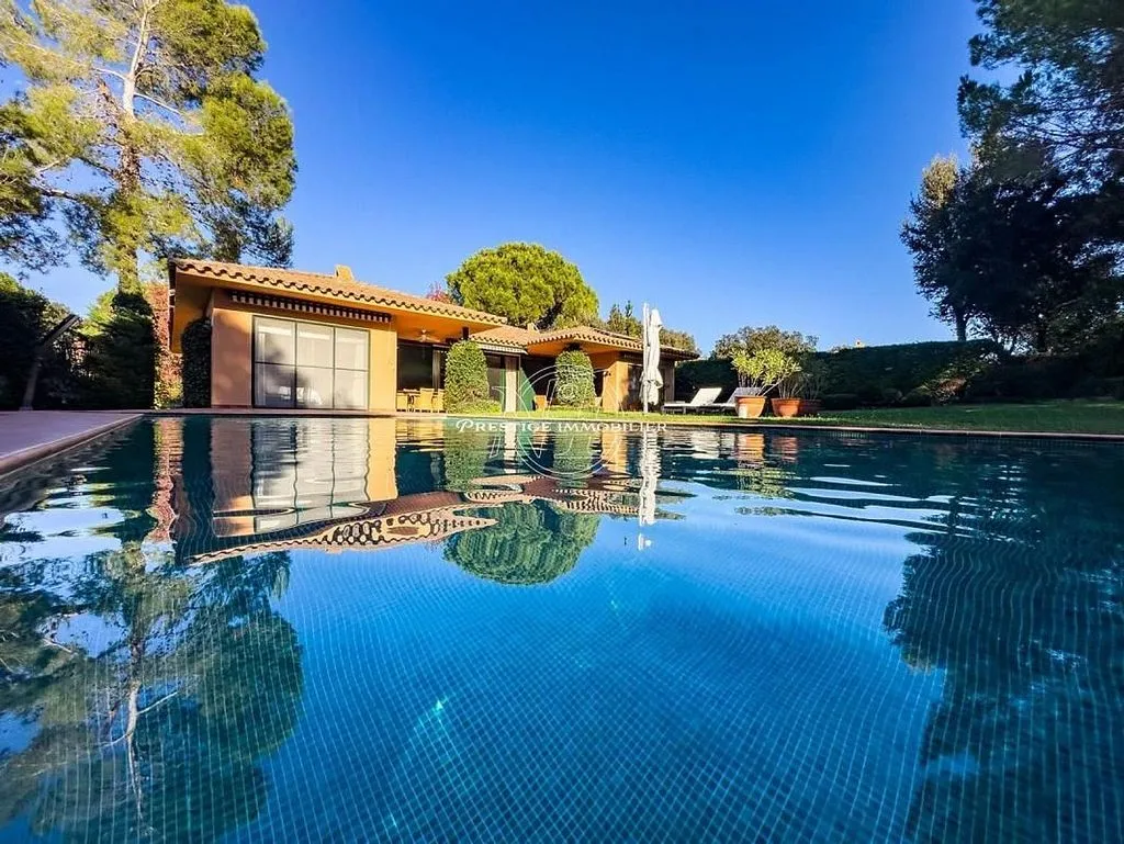 Piscine - Luxury Villa with Golf Views in Navata