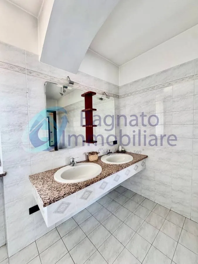 Salles de bain - Spacious Apartment with Balcony in Casalino