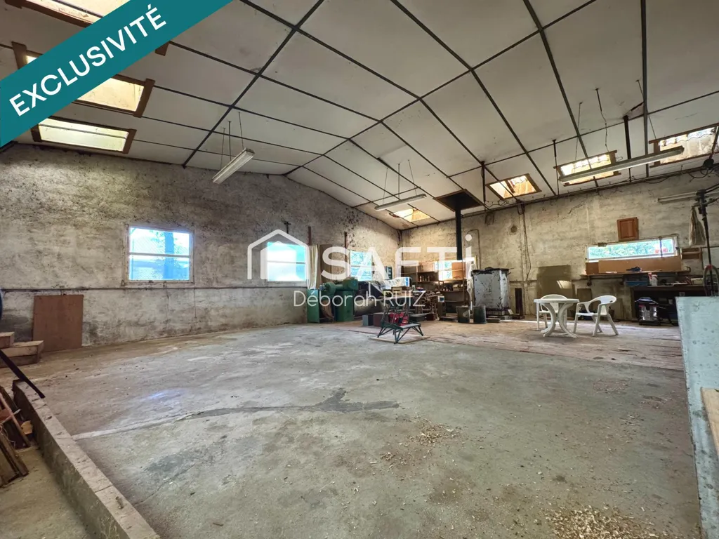 Garage - House with Large Workshop in Quiet Area