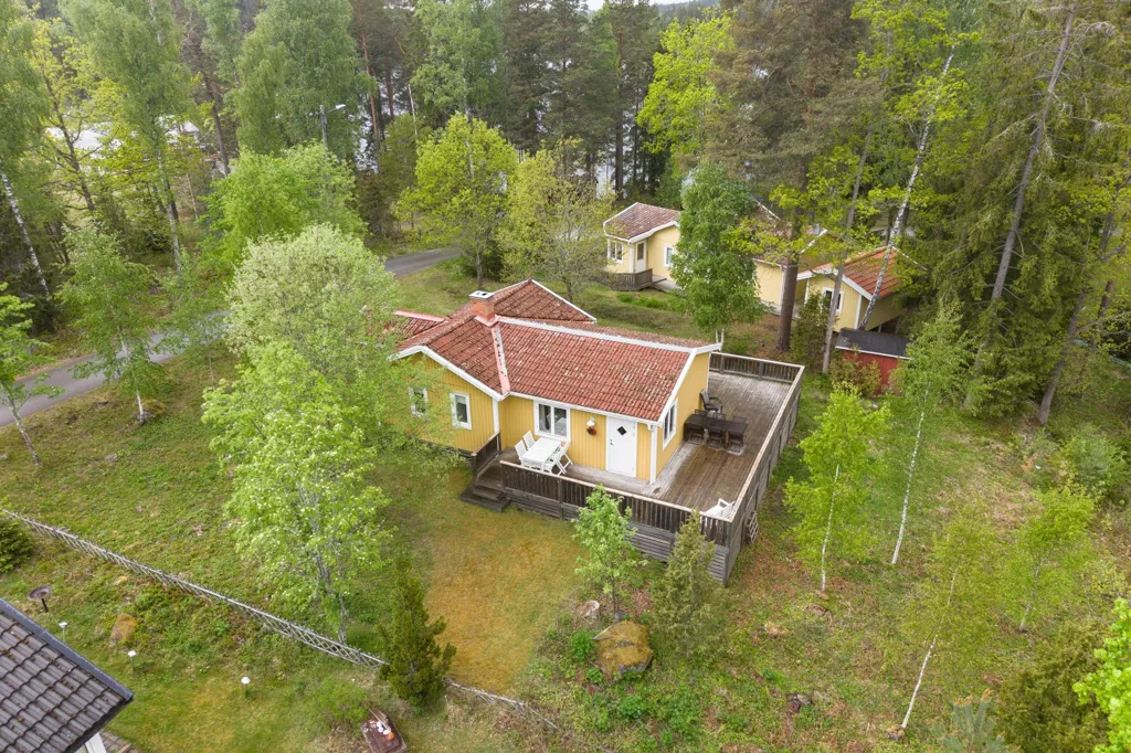 Õhuvaade - Charming Cottage with Lake View in Virserum